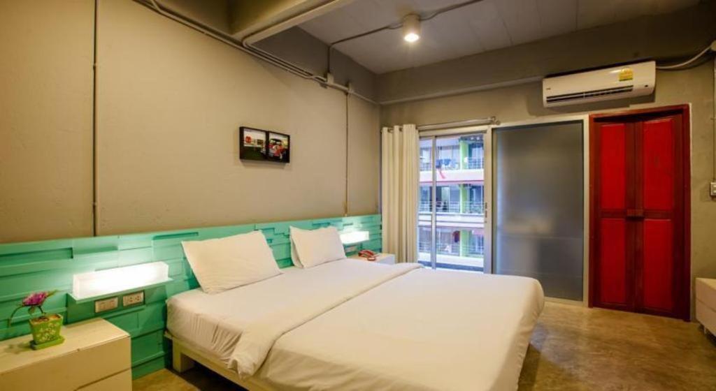 Oyo 292 The Oddy Hip Hotel Patong Bagian luar foto