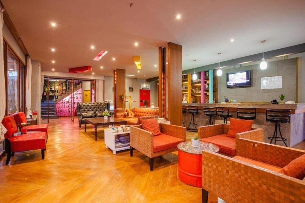 Oyo 292 The Oddy Hip Hotel Patong Bagian luar foto