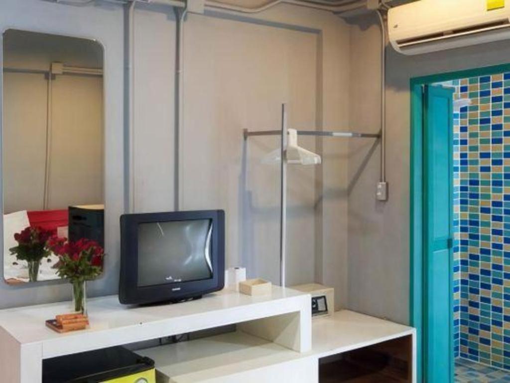 Oyo 292 The Oddy Hip Hotel Patong Bagian luar foto