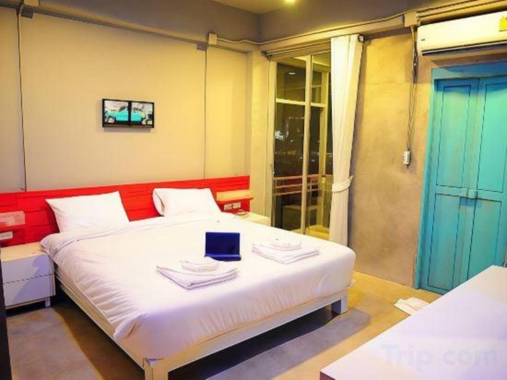 Oyo 292 The Oddy Hip Hotel Patong Bagian luar foto