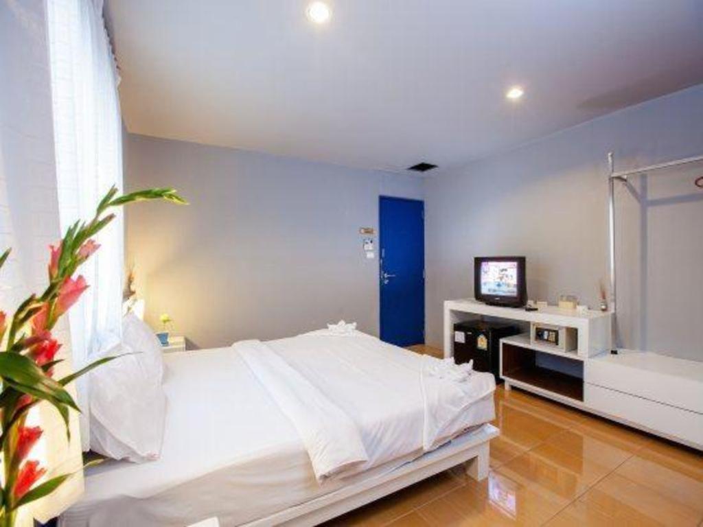 Oyo 292 The Oddy Hip Hotel Patong Bagian luar foto