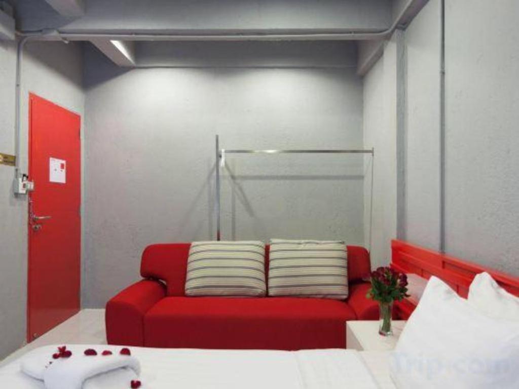 Oyo 292 The Oddy Hip Hotel Patong Bagian luar foto