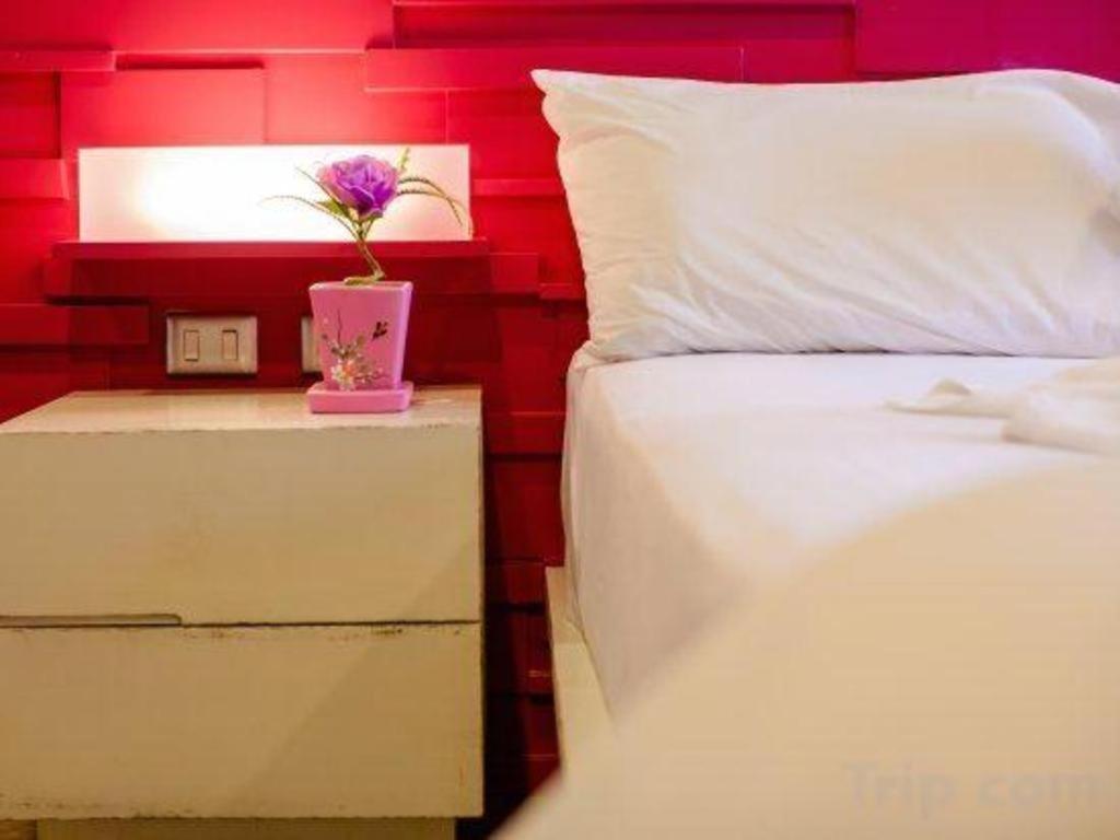 Oyo 292 The Oddy Hip Hotel Patong Bagian luar foto