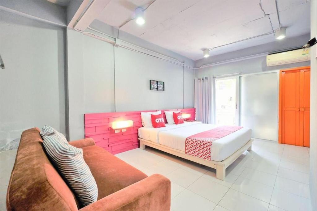 Oyo 292 The Oddy Hip Hotel Patong Bagian luar foto