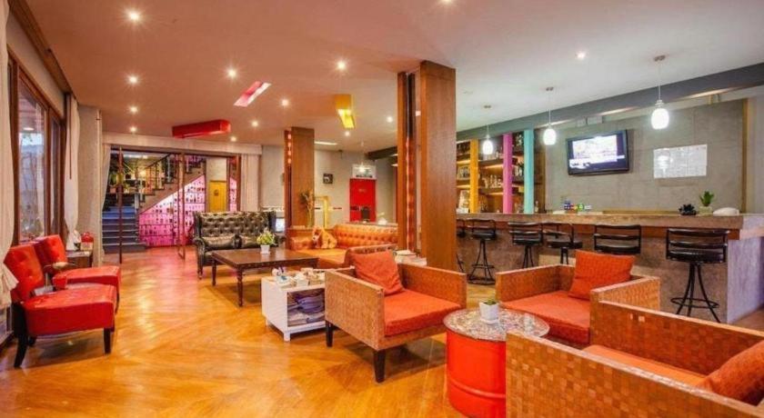 Oyo 292 The Oddy Hip Hotel Patong Bagian luar foto
