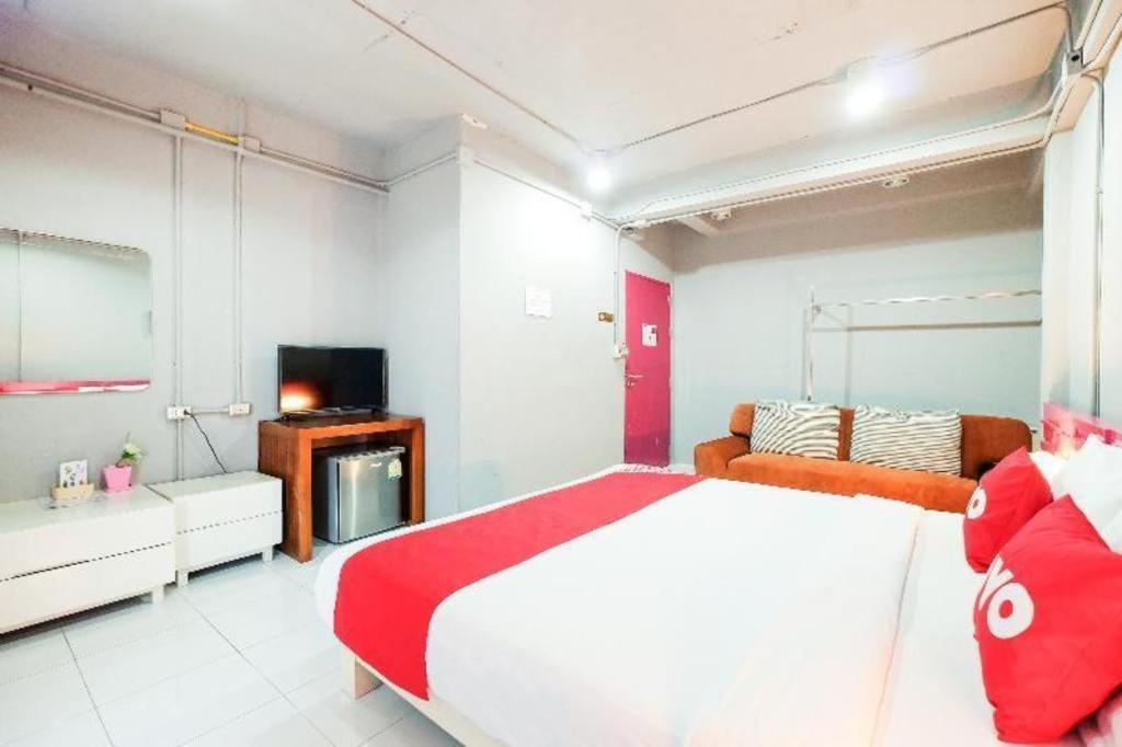 Oyo 292 The Oddy Hip Hotel Patong Bagian luar foto