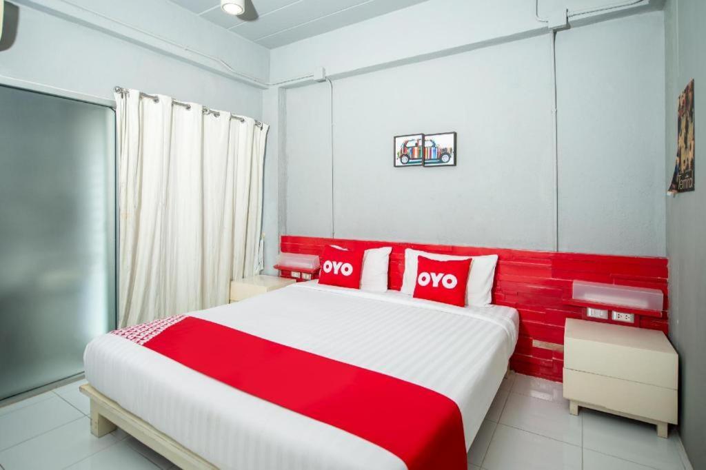 Oyo 292 The Oddy Hip Hotel Patong Bagian luar foto